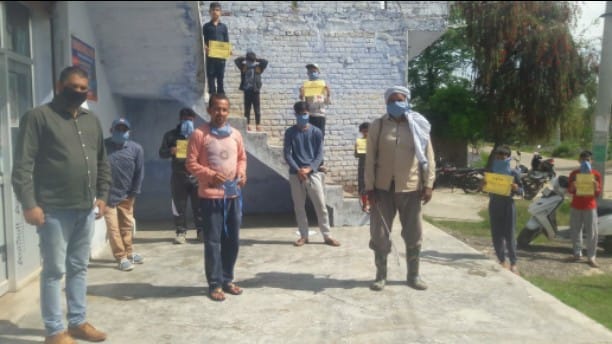गांव को सैनिटाइज कर व पंफ्लैट वितरित कर लोगों में फैलाई जागरूकता